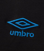 Cargar imagen en el visor de la galería, CAMISA NEGRA ESCUDO UMBRO LIFESTYLE
