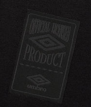 Cargar imagen en el visor de la galería, CAMISA NEGRA ESCUDO UMBRO LIFESTYLE
