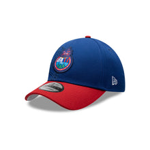 Cargar imagen en el visor de la galería, GORRA NEW ERA BLUE VISERA ROJA 940
