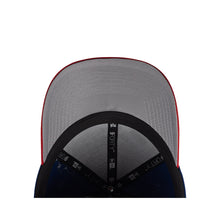 Cargar imagen en el visor de la galería, GORRA NEW ERA BLUE VISERA ROJA 940
