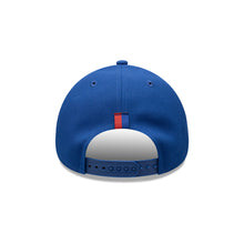 Cargar imagen en el visor de la galería, GORRA NEW ERA AZUL ESCUDO 940
