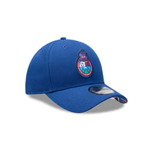 Cargar imagen en el visor de la galería, GORRA NEW ERA AZUL ESCUDO 940
