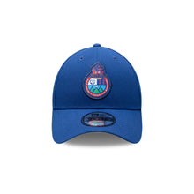 Cargar imagen en el visor de la galería, GORRA NEW ERA AZUL ESCUDO 940
