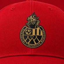 Cargar imagen en el visor de la galería, GORRA ROJA ESCUDO REGULAR
